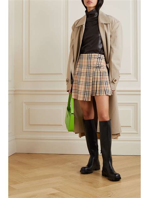 who is the woman on the burberry skirt|Burberry pleated skirt outfit.